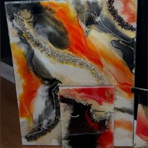 This is an all handmade wall decor with a matching tray very cute and stylish